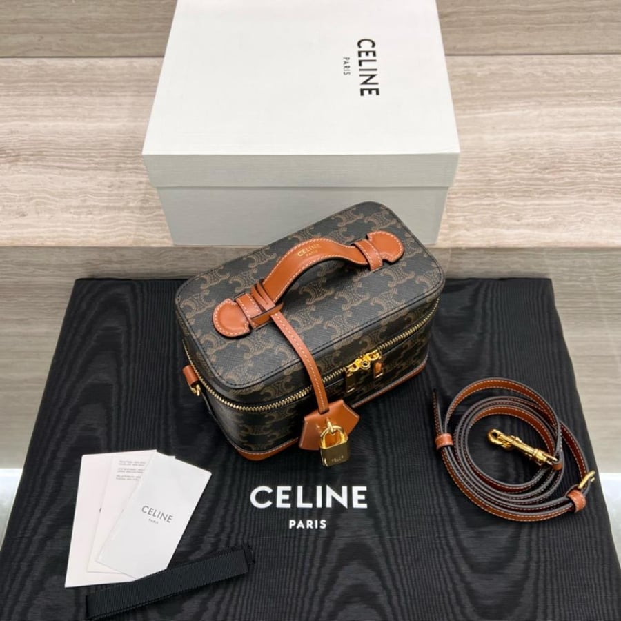 سيلين  TRIOMPHE CANVAS  المقاس العرض 18cm الارتفاع 12cm العمق18cm