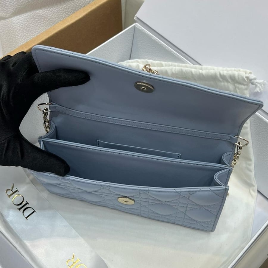 ديور   Miss Dior.  المقاس العرض 21cm.  الارتفاع 11cm العمق 4.5cm