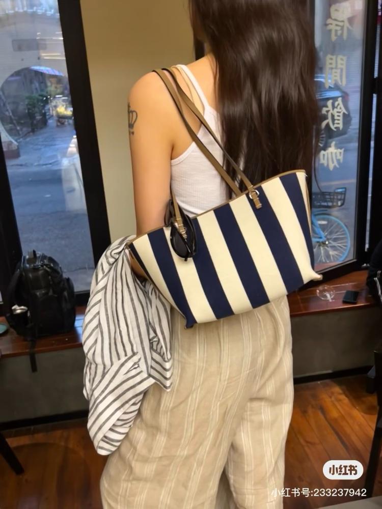 فندي المقاس العرض 23cm الارتفاع 15cm  العمق 19.5cm