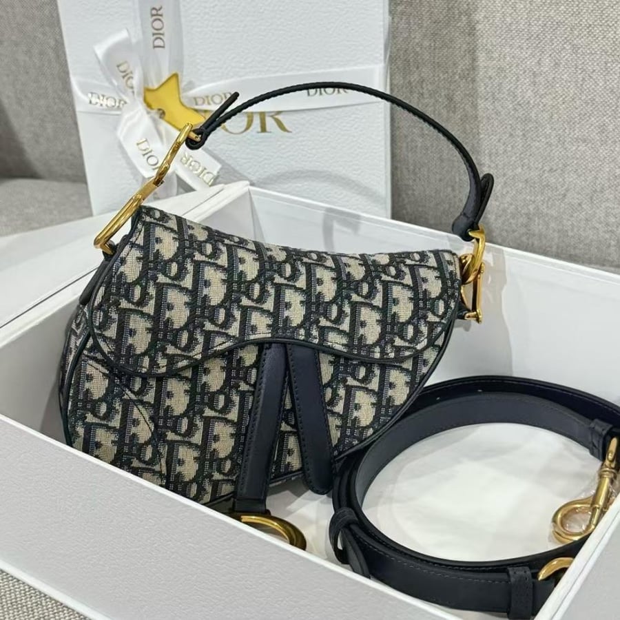 ديور saddle bag  المقاس العرض 19cm الارتفاع 16cm العمق 5cm