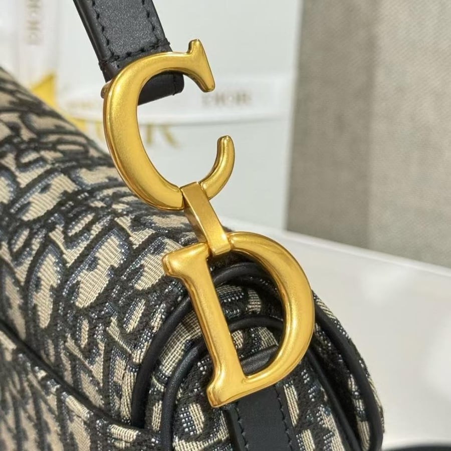 ديور saddle bag  المقاس العرض 19cm الارتفاع 16cm العمق 5cm