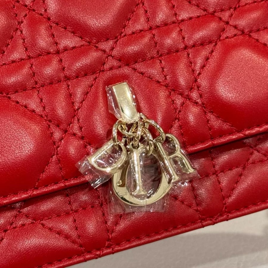 ديور   Miss Dior.  المقاس العرض 21cm.  الارتفاع 11cm العمق 4.5cm