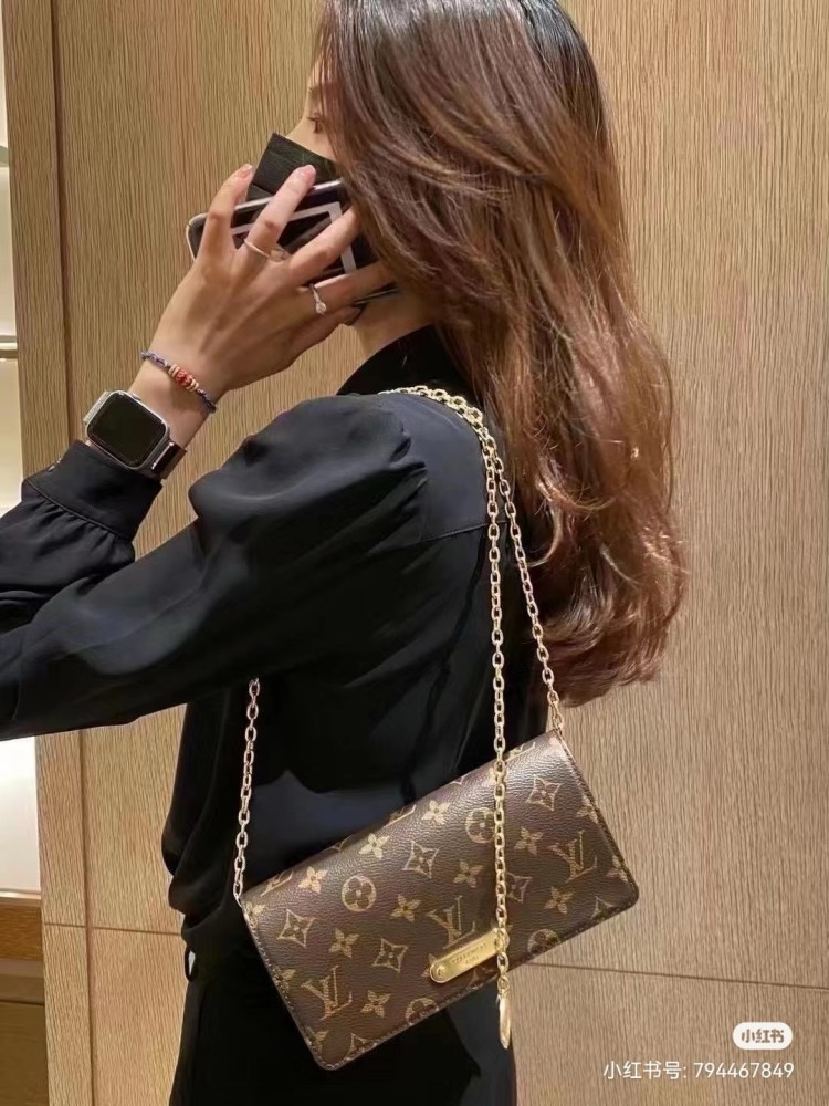 لوي فيتون المقاس العرض 20cm  الارتفاع 10cm العمق 3.5cm
