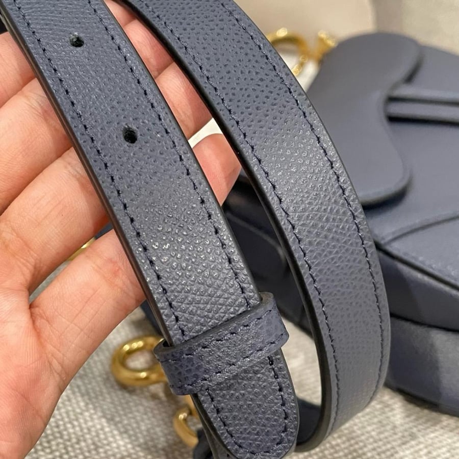 ديور saddle bag  لون كحلي  المقاس العرض 25.5cm الارتفاع 20cm العمق 6.5cm