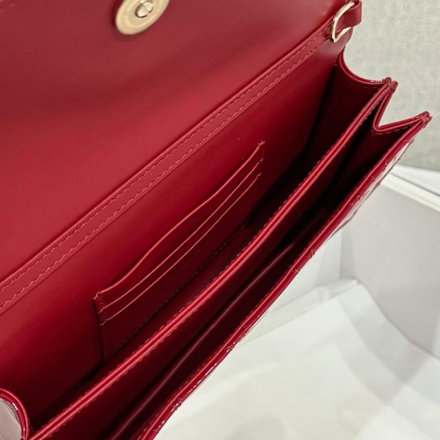 ديور   Miss Dior.  المقاس العرض 21cm.  الارتفاع 11cm العمق 4.5cm