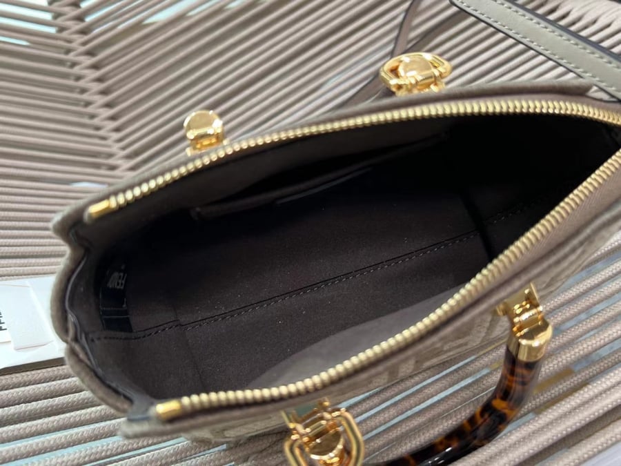 فندي المقاس العرض19cmالارتفاع 18cm العمق 8cm