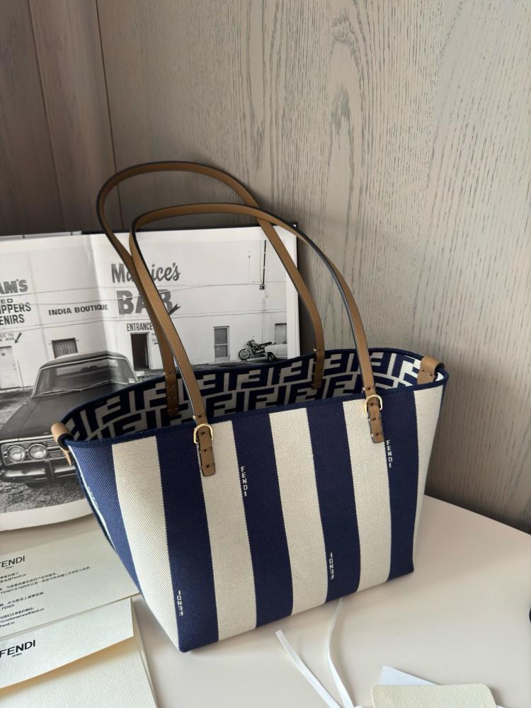 فندي المقاس العرض 23cm الارتفاع 15cm  العمق 19.5cm