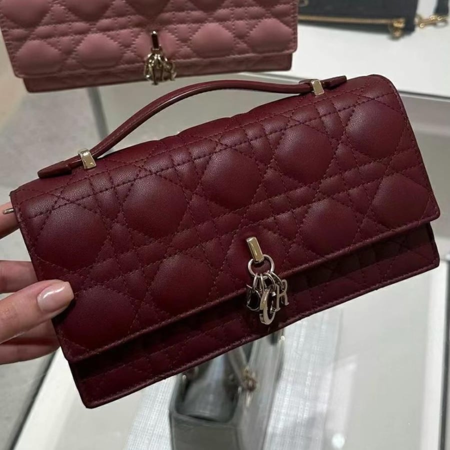 ديور   Miss Dior.  المقاس العرض 21cm.  الارتفاع 11cm العمق 4.5cm