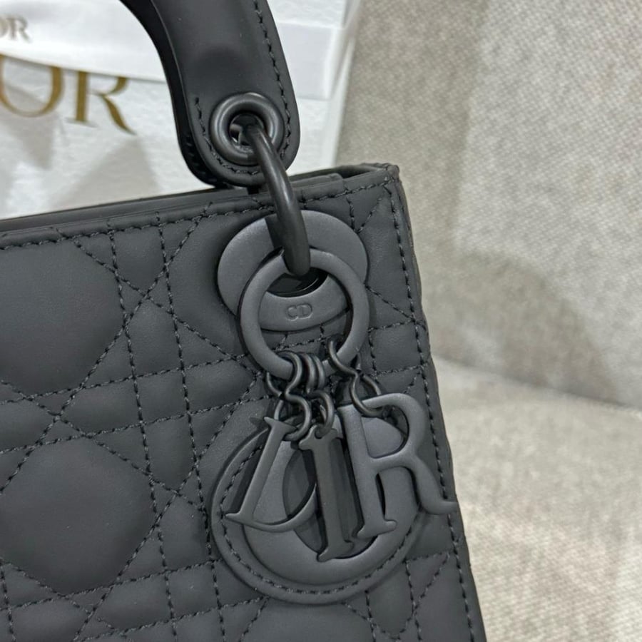 ليدي ديور  ميني. المقاس العرض 17cm الارتفاع 15cm العمق7cm