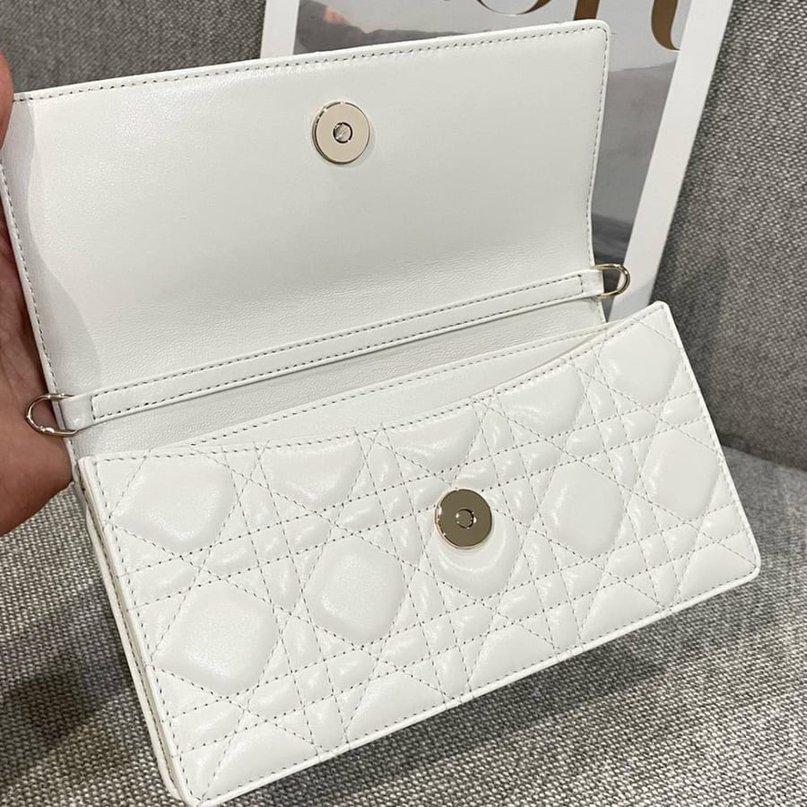 ديور   Miss Dior.  المقاس العرض 21cm.  الارتفاع 11cm العمق 4.5cm