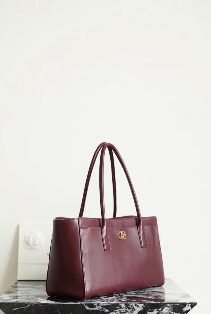 شانيل 26s.  المقاس العرض 39cm.  الارتفاع 20cm. العمق 13cm