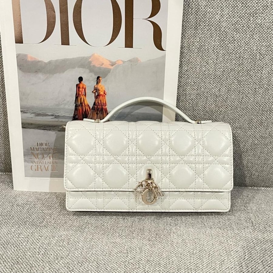 ديور   Miss Dior.  المقاس العرض 21cm.  الارتفاع 11cm العمق 4.5cm