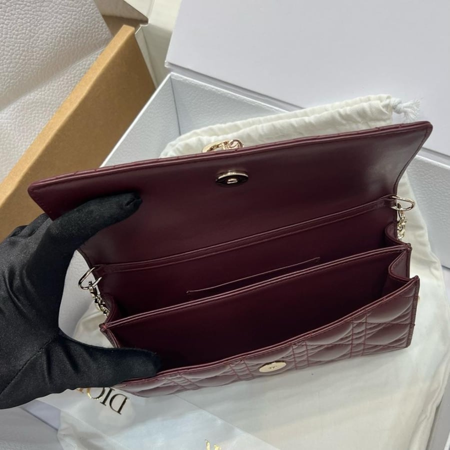 ديور   Miss Dior.  المقاس العرض 21cm.  الارتفاع 11cm العمق 4.5cm