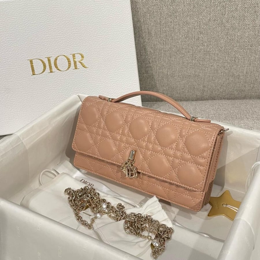 ديور   Miss Dior.  المقاس العرض 21cm.  الارتفاع 11cm العمق 4.5cm