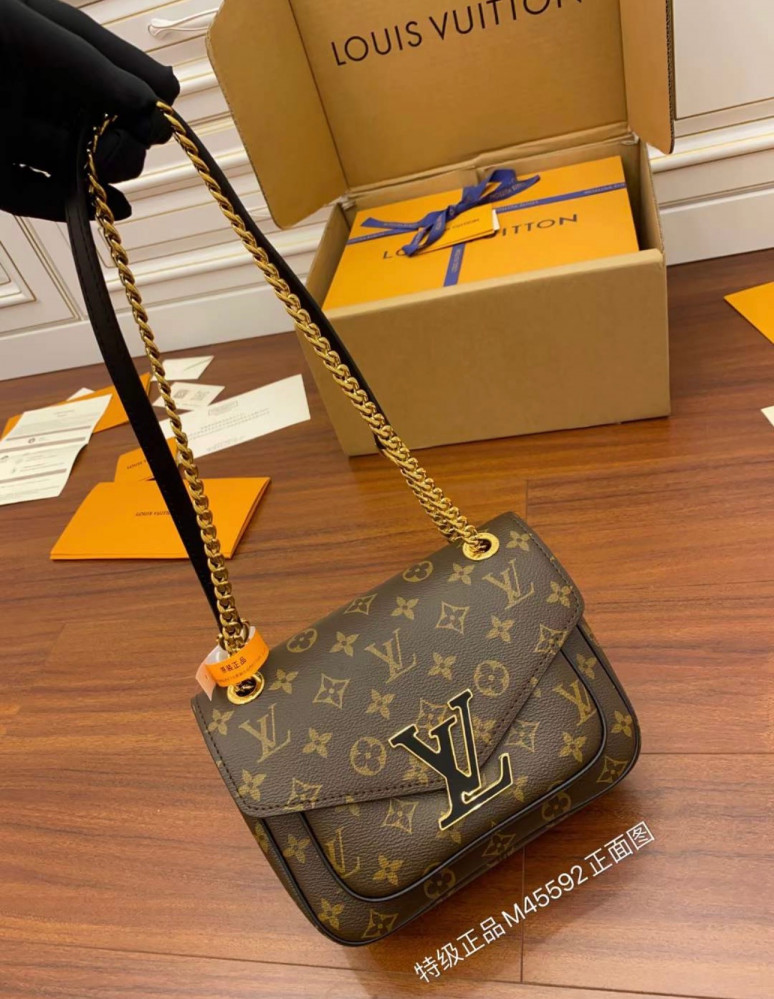 لوي فيتون. المقاس العرض 24cm الارتفاع 17cm. العمق12cm