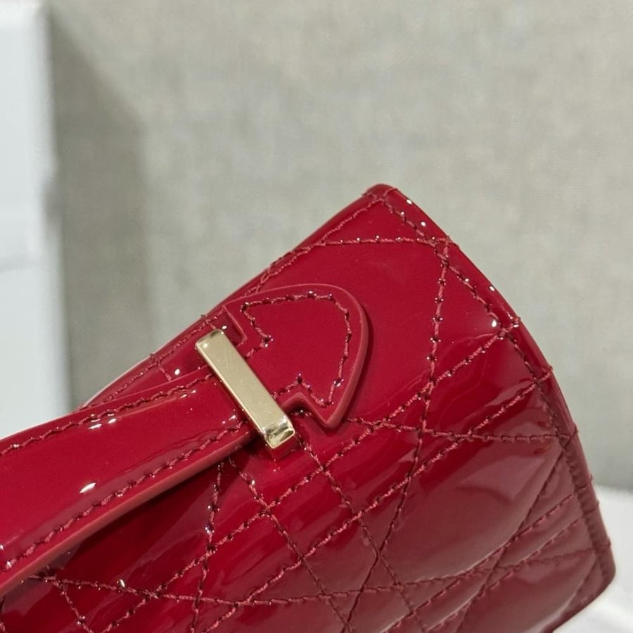 ديور   Miss Dior.  المقاس العرض 21cm.  الارتفاع 11cm العمق 4.5cm