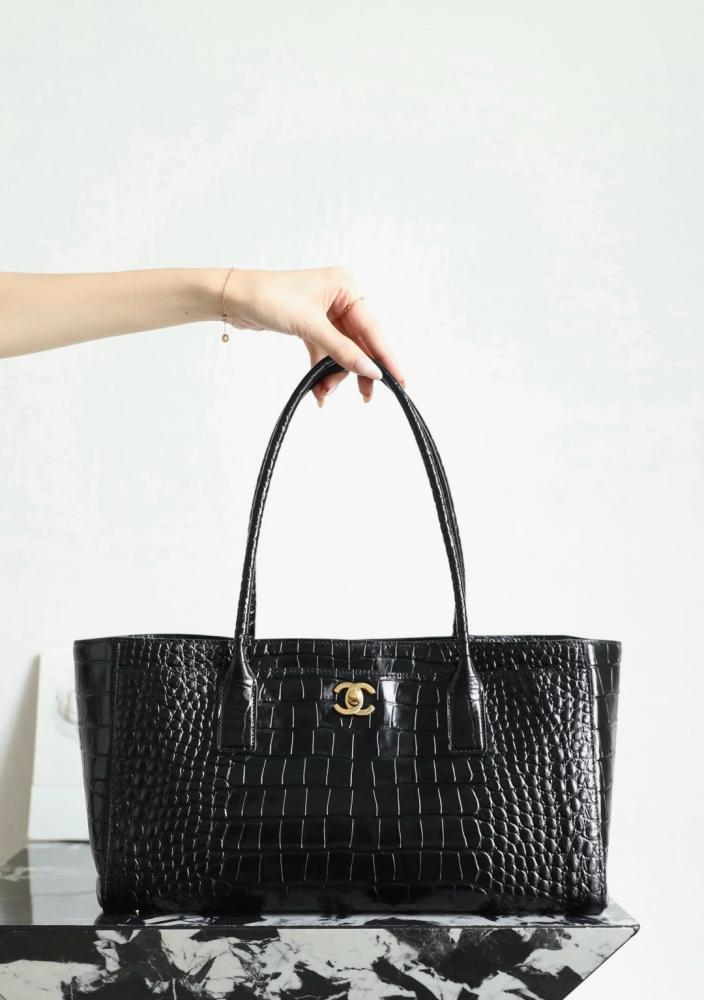 شانيل 26s.  المقاس العرض 39cm.  الارتفاع 20cm. العمق 13cm