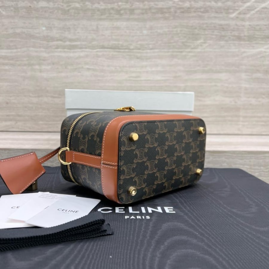 سيلين  TRIOMPHE CANVAS  المقاس العرض 18cm الارتفاع 12cm العمق18cm