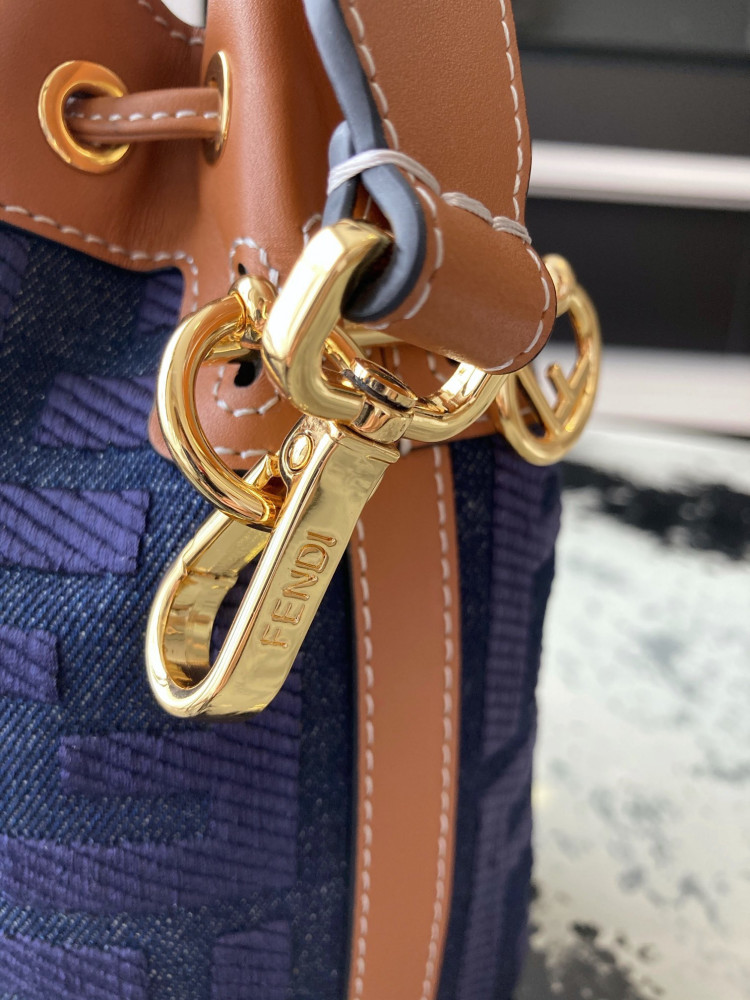 فندي. المقاس العرض12cm.   الارتفاع 18cm. العمق 10cm