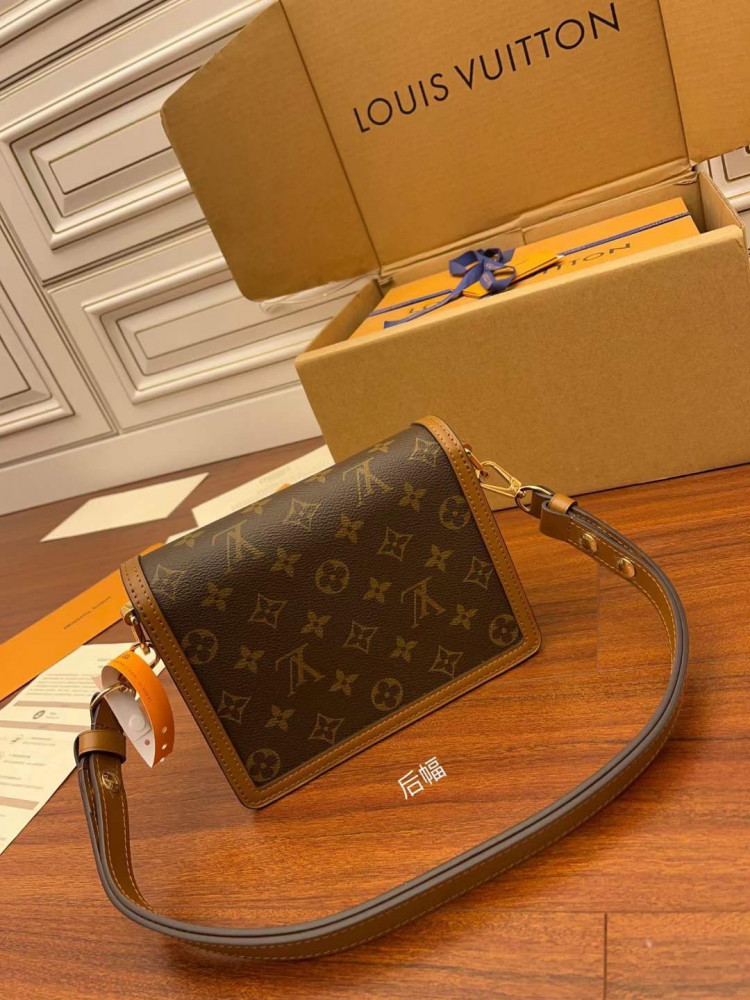 لوي فيتون. المقاس العرض 20cm. الارتفاع 15cm العمق 9cm