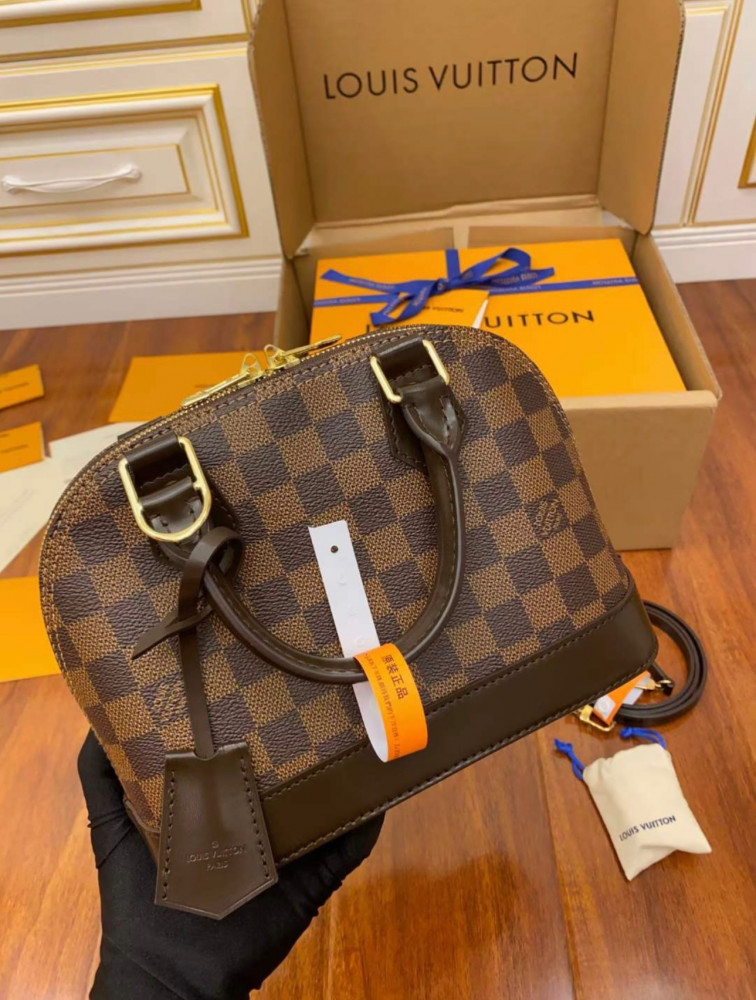 لوي فيتون. الما.    المقاس العرض 25cm الارتفاع 19cm العمق12cm