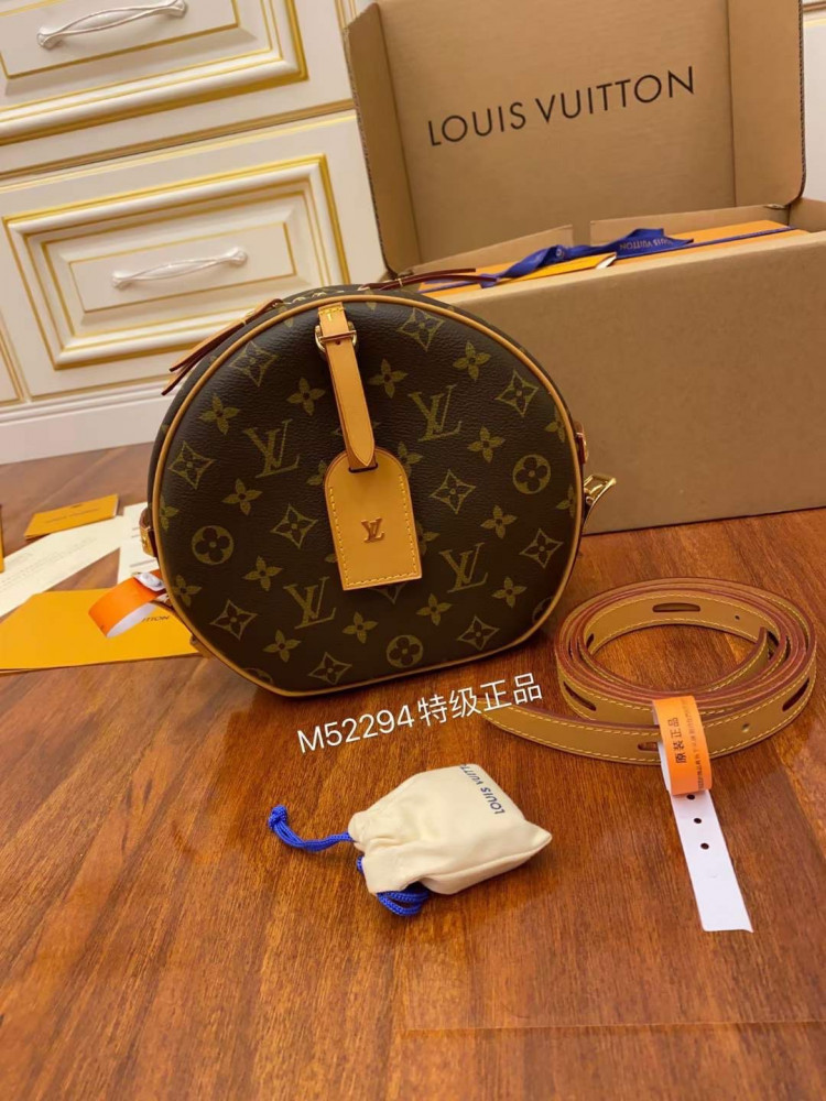 لوي فيتون. المقاس العرض 22.5cm الارتفاع 20cm العمق 8cm