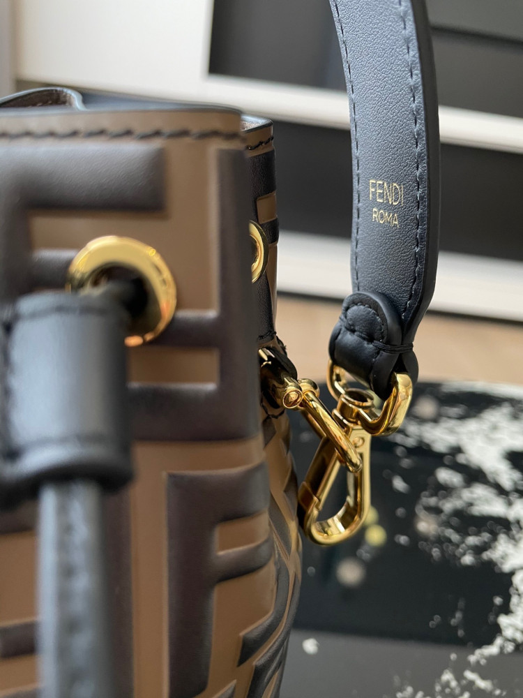 فندي. المقاس. العرض 12cm.   الارتفاع 18cm. العمق 10