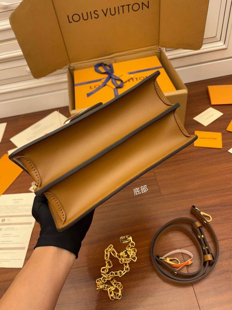 لوي فيتون. المقاس. العرض 25cm.  الارتفاع 17cm. العمق10.5cm
