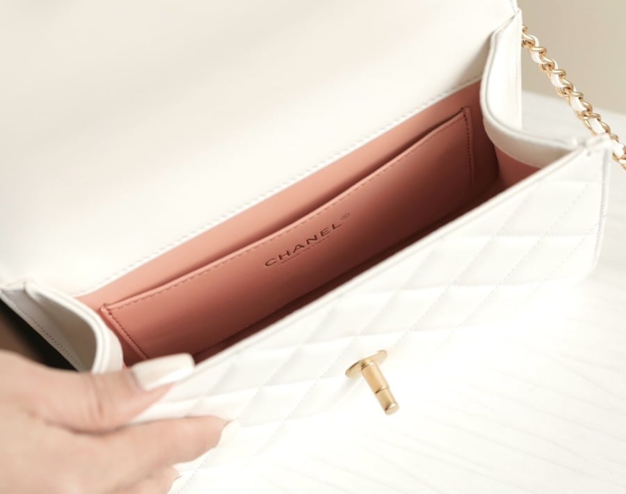 شانيل العرض 22cm الارتفاع 14.5cm العمق8cm