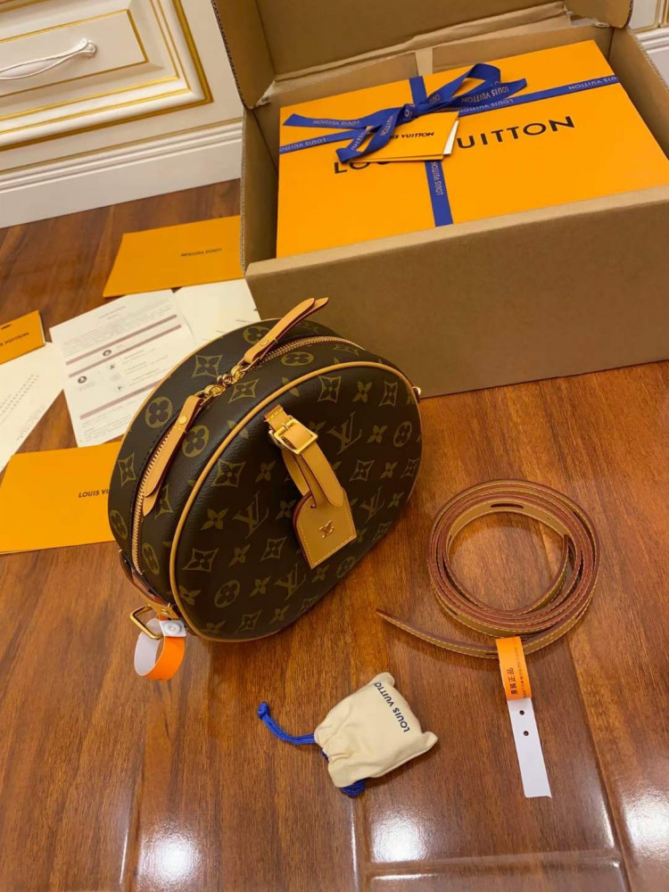 لوي فيتون. المقاس العرض 22.5cm الارتفاع 20cm العمق 8cm