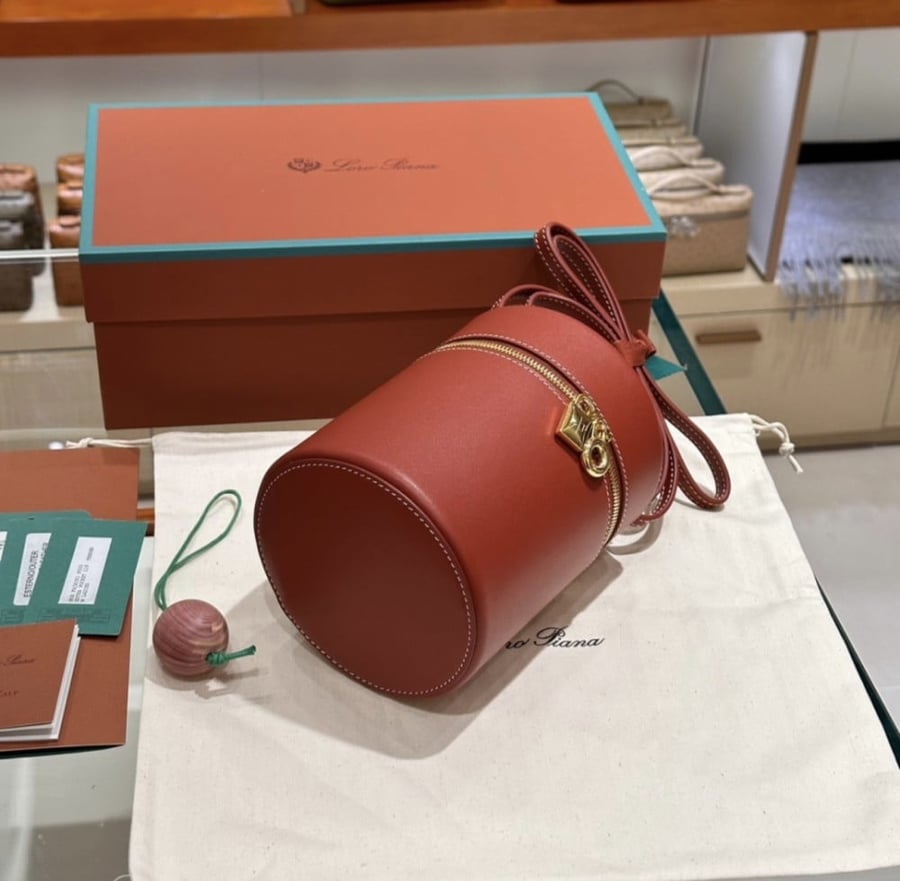 لورو بيانا  المقاس العرض12cm الارتفاع 16cm العمق 4.5cm