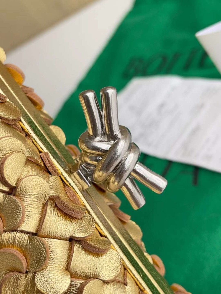 بوتيقا المقاس العرض 20.5cm الارتفاع 12.5cm العمق6cm