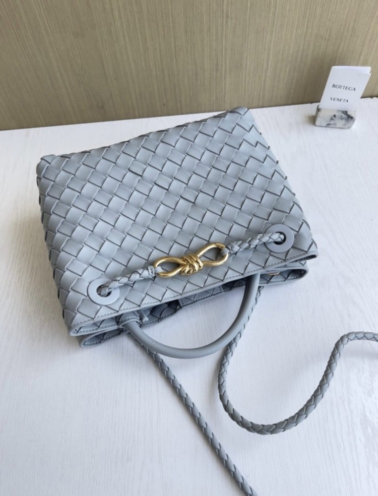 بوتيقا  المقاس العرض 25cm الارتفاع 20cm. العمق11cm