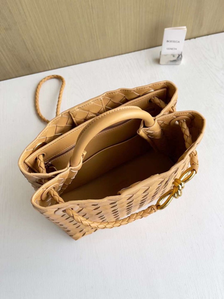 بوتيقا  المقاس العرض 25cm الارتفاع 20cm. العمق11cm