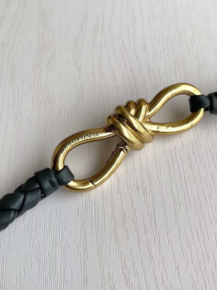 بوتيقا  المقاس العرض 25cm الارتفاع 20cm. العمق11cm