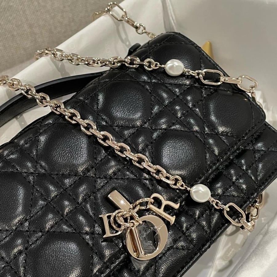 ديور   Miss Dior.  المقاس العرض 21cm.  الارتفاع 11cm العمق 4.5cm