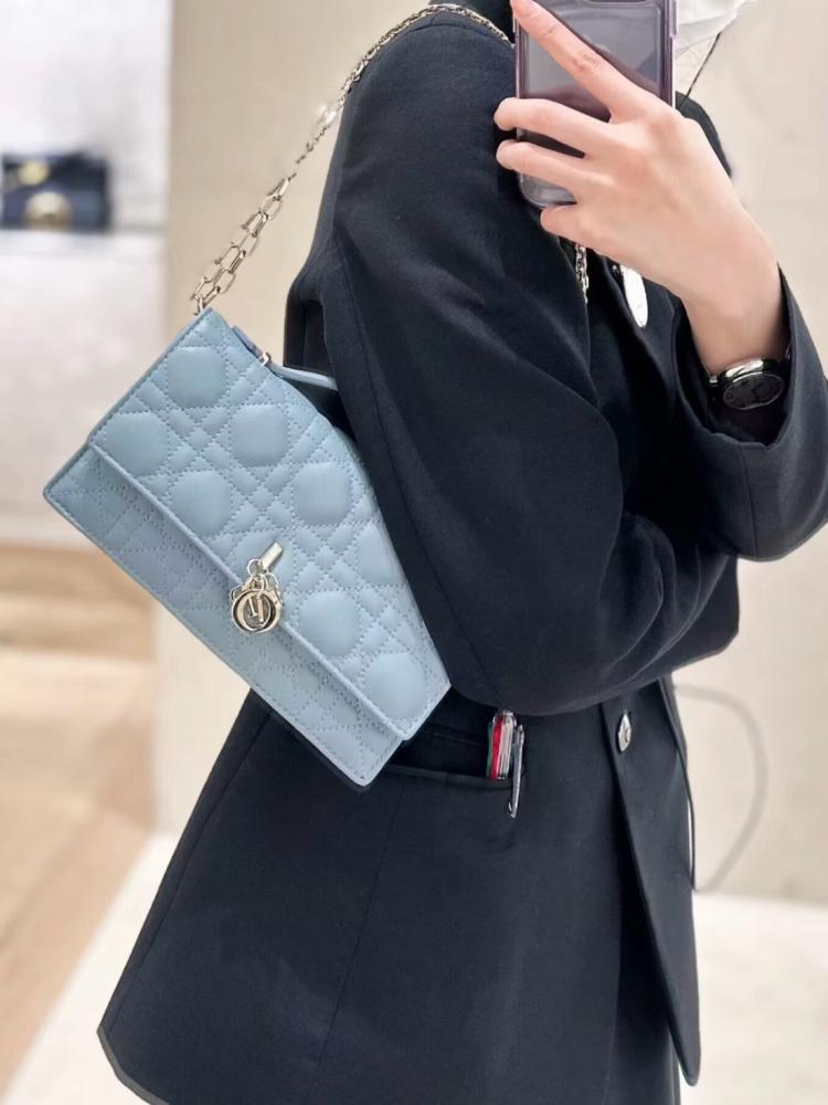 ديور   Miss Dior.  المقاس العرض 21cm.  الارتفاع 11cm العمق 4.5cm