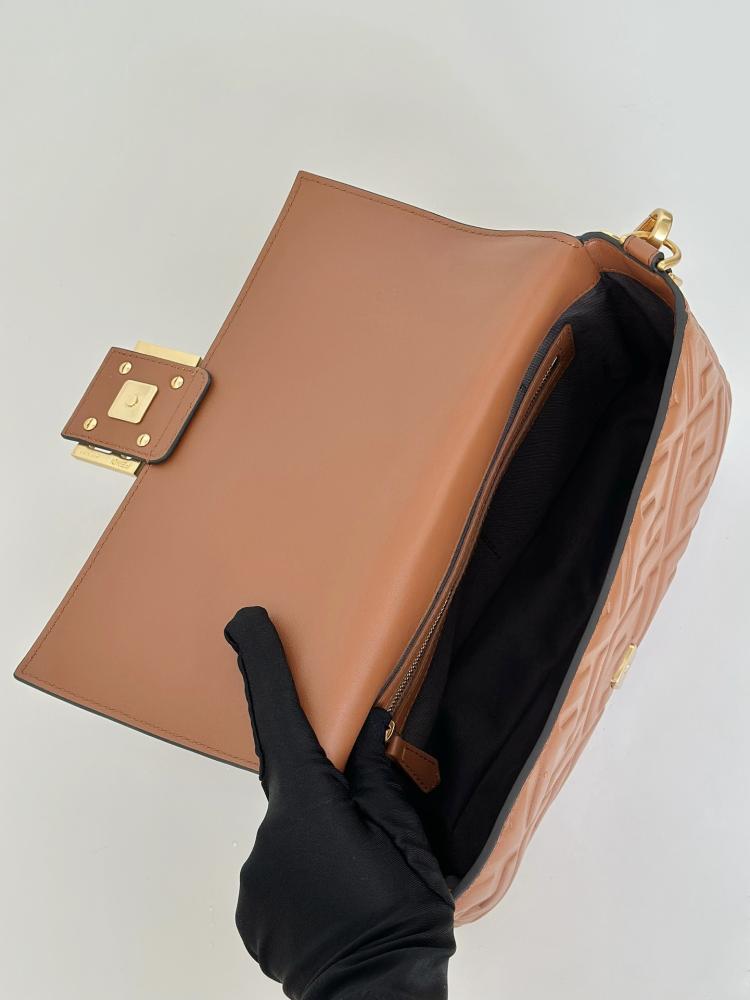 فندي باقيت. المقاس العرض27cm  الارتفاع  15cm العمق 6cm