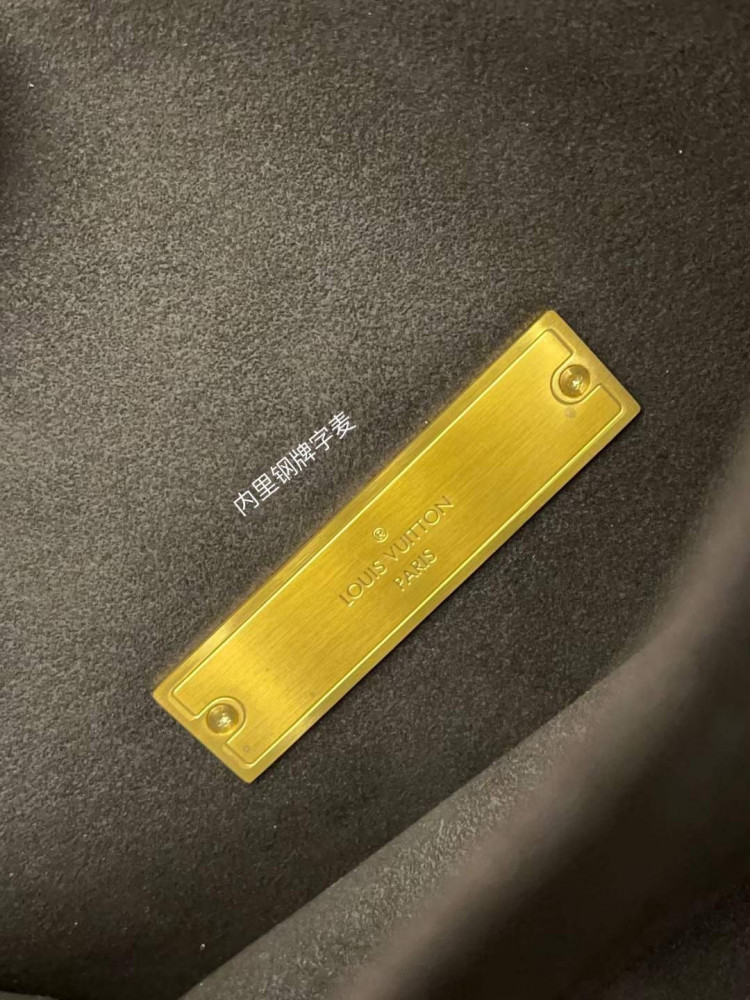 لوي فيتون. المقاس العرض 20cm. الارتفاع 15cm العمق 9cm
