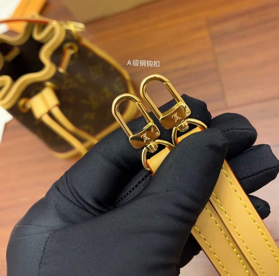 لوي. فيتون.  المقاس العرض 13cm. الارتفاع16cm. العمق10cm