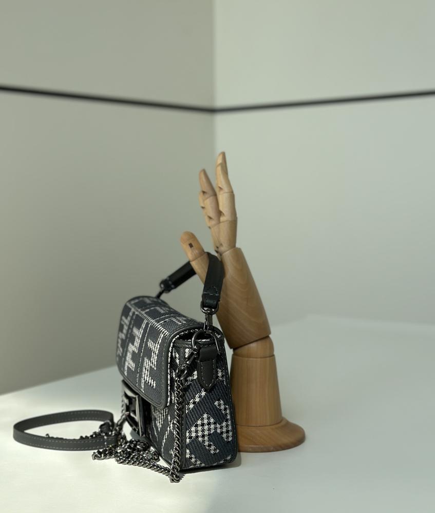 فندي ميني باقيت  المقاس العرض20cm الارتفاع 13cm العمق5cm