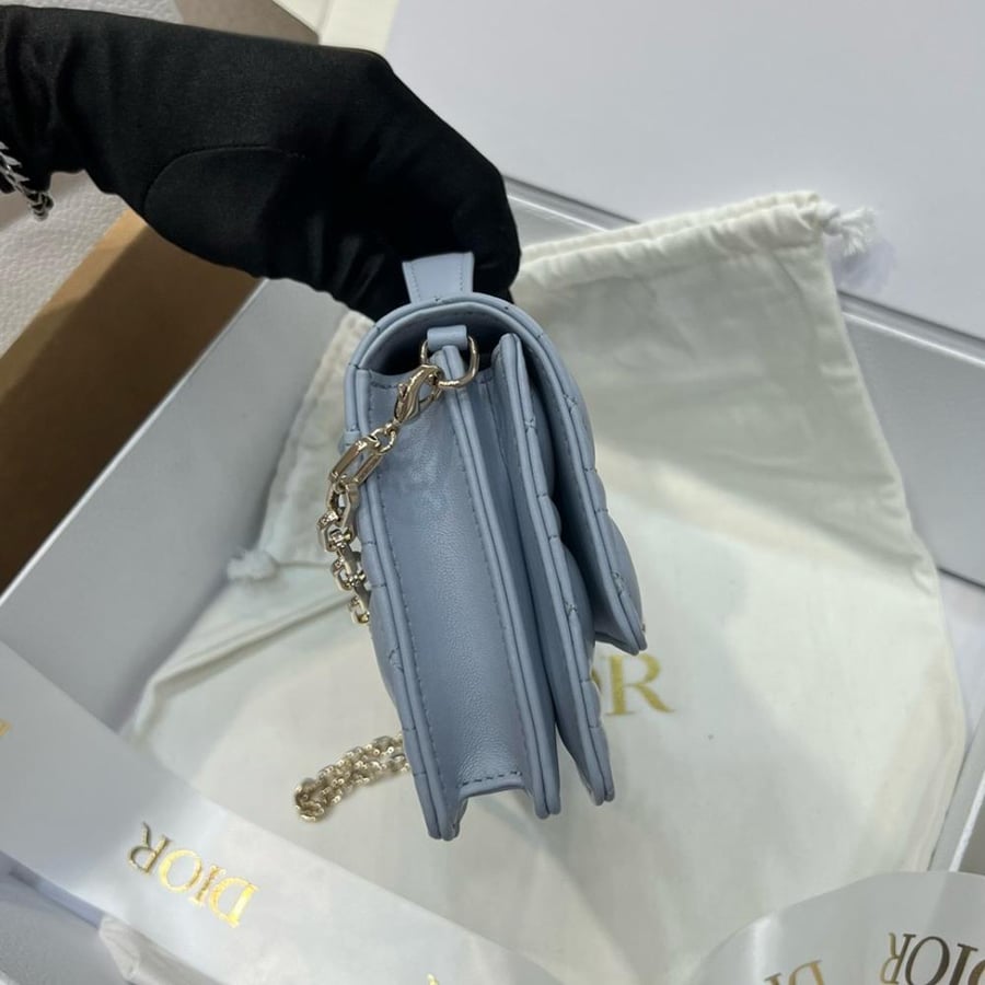 ديور   Miss Dior.  المقاس العرض 21cm.  الارتفاع 11cm العمق 4.5cm