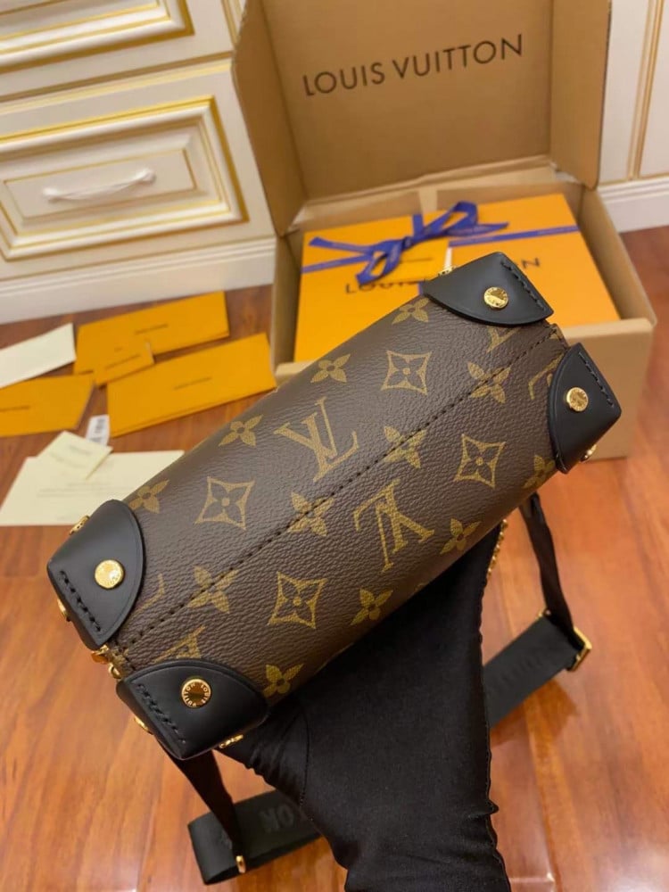 لوي فيتون. المقاس العرض20cm الارتفاع 14cm العمق 7.5