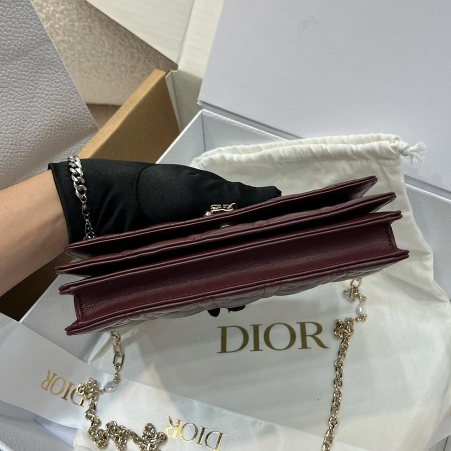ديور   Miss Dior.  المقاس العرض 21cm.  الارتفاع 11cm العمق 4.5cm