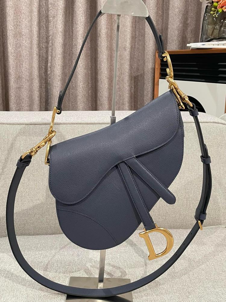 ديور saddle bag  لون كحلي  المقاس العرض 25.5cm الارتفاع 20cm العمق 6.5cm