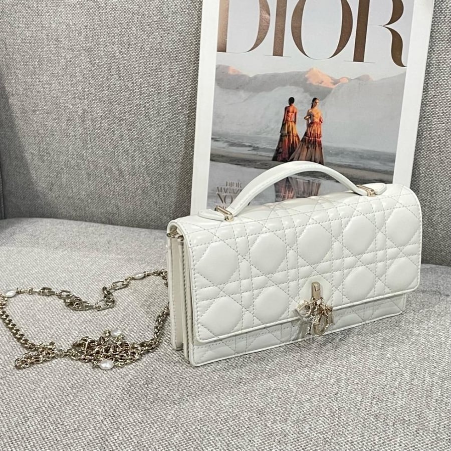 ديور   Miss Dior.  المقاس العرض 21cm.  الارتفاع 11cm العمق 4.5cm