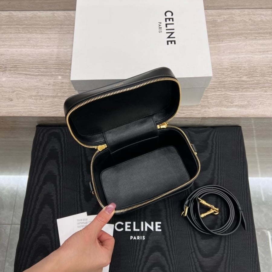 سيلين  TRIOMPHE CANVAS  المقاس العرض 18cm الارتفاع 12cm العمق18cm