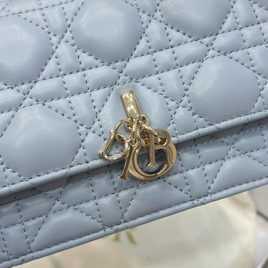 ديور   Miss Dior.  المقاس العرض 21cm.  الارتفاع 11cm العمق 4.5cm