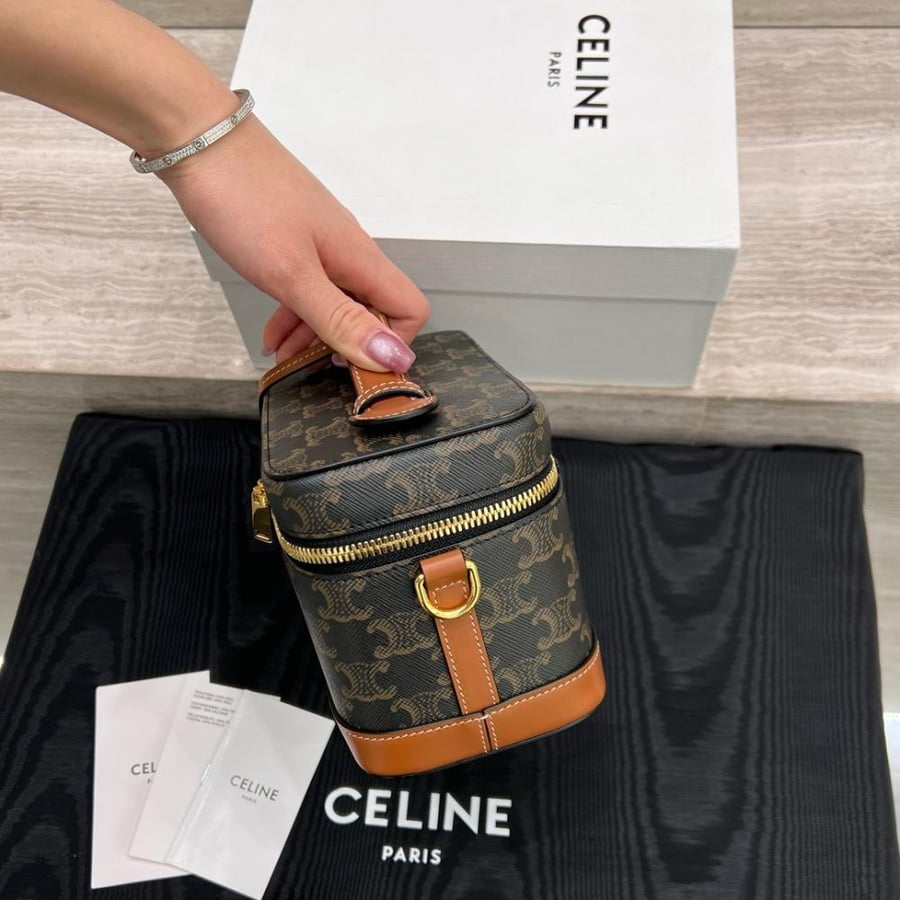 سيلين  TRIOMPHE CANVAS  المقاس العرض 18cm الارتفاع 12cm العمق18cm