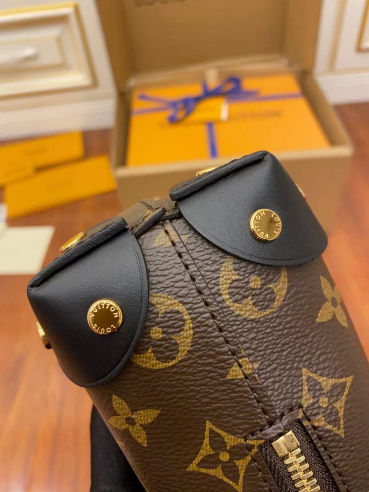 لوي فيتون. المقاس العرض20cm الارتفاع 14cm العمق 7.5